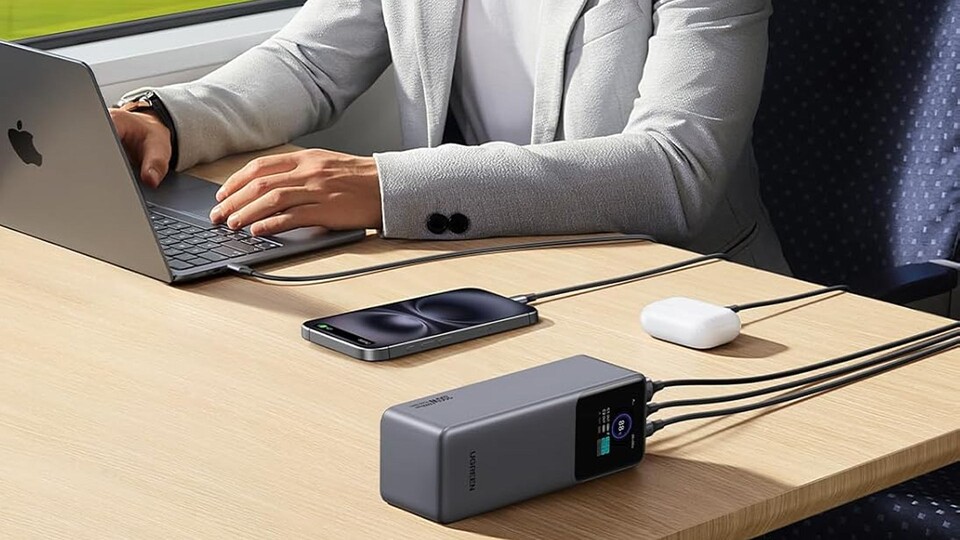 Im Zug ist freilich wieder der Stromstecker kaputt? Kein Problem, mit der UGREEN Nexode Powerbank ladet ihr alle eure Geräte direkt gleichzeitig.