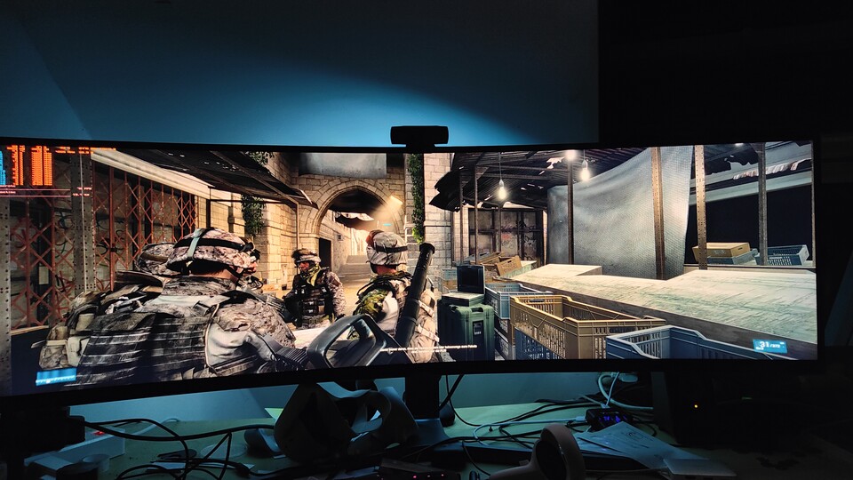 Verzeiht den unaufgeräumten Tisch - Augen hoch zum Monitor! Games bringen in der Breite durchaus Spaß, beeindruckend ist es auf jeden Fall.