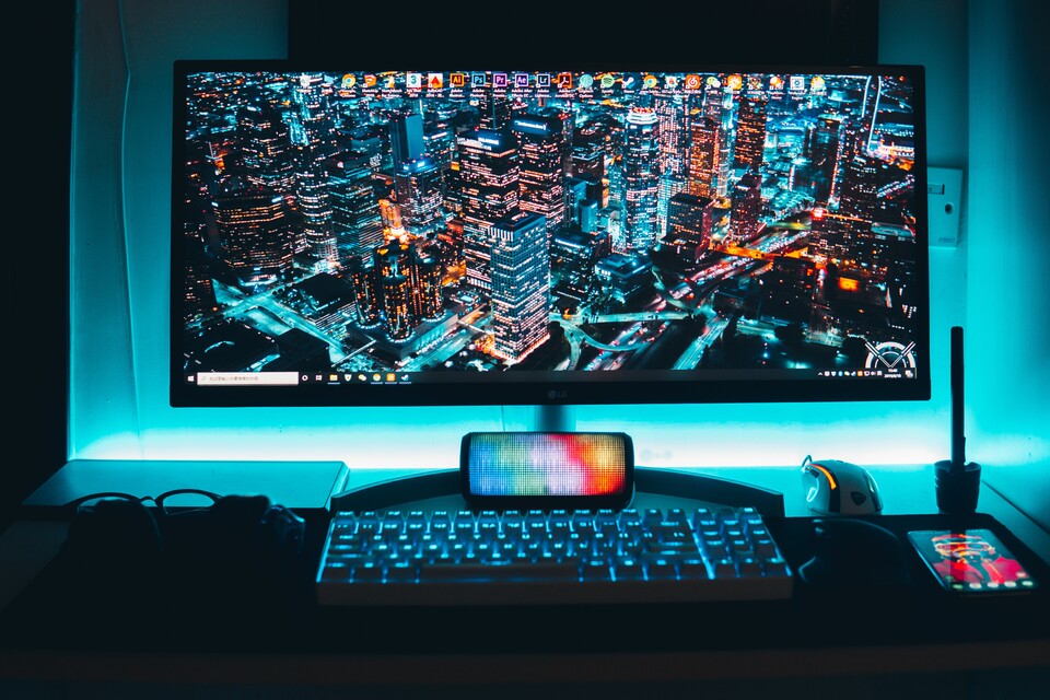 Beispiel für einen Ultrawide-Monitor (Quelle: YongGuang Tian Unsplash)