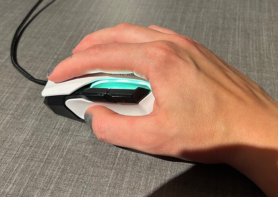 Es gibt nicht genau die drei Griff-Arten. Ich z. B. verwende meistens eine Mischung aus Palmgrip und Claw-Grip, bei dem die Finger nur leicht gekrümmt sind. (Bildquelle: Andrea MaurerGameStar Tech)