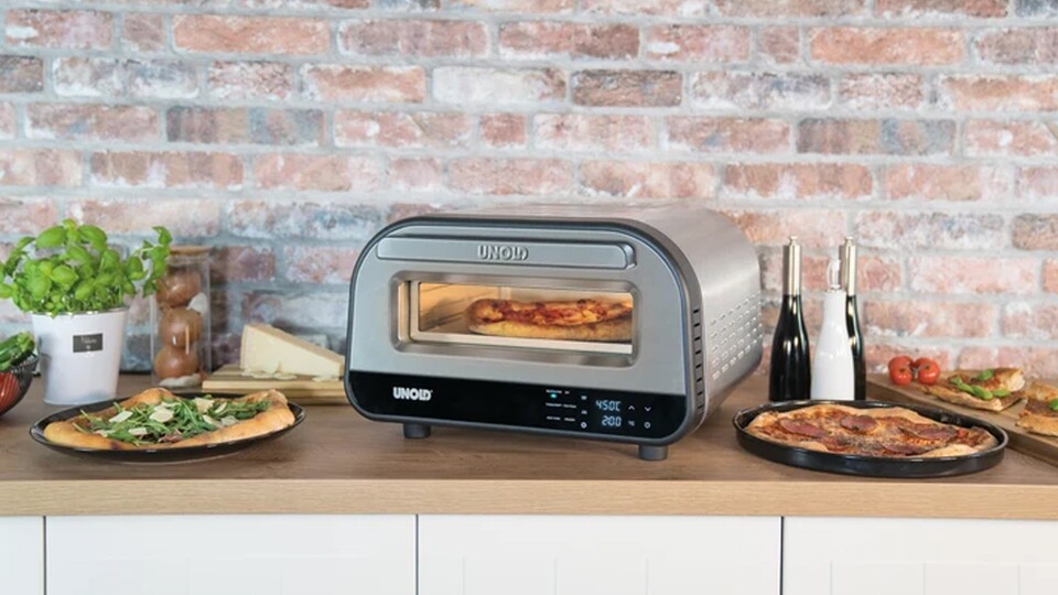 Ein üblicher Haushaltsbackofen kommt maximal auf 300 °C. Für Pizza braucht ihr definitiv mehr Schmackes.