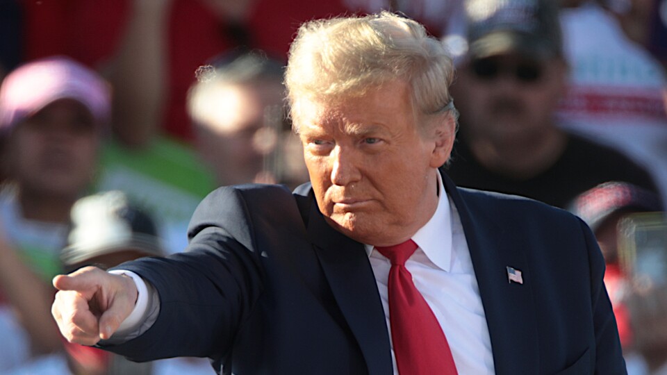 Sowohl die Handelsrestriktionen als auch die möglichen Ausnahmen davon sind während der Präsidentschaft von Donald Trump entstanden. Er war von 2017 bis 2021 der 45. Präsident der USA. (Bild: Wikipedia, Gage Skidmore)