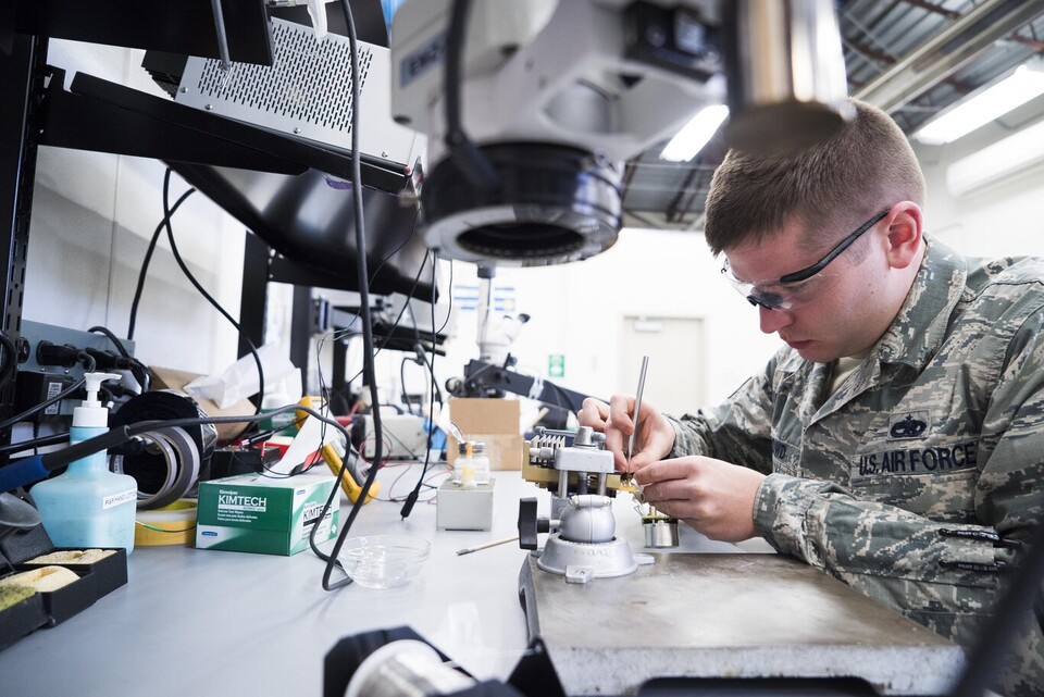 Im Bild: Ein Techniker des Reparaturteams bei der Arbeit. (Bild-Quelle: Xataka)