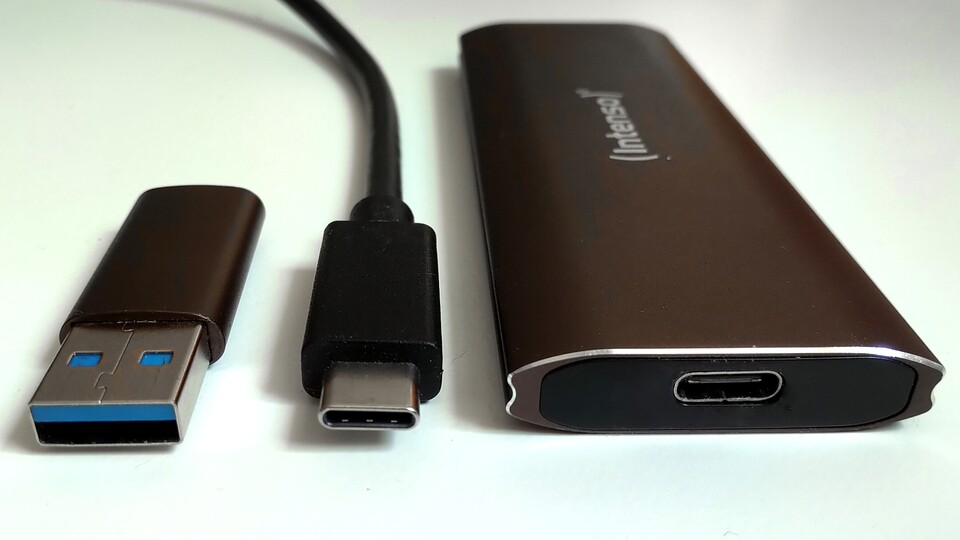 Links ist der USB-A-Adapter zu sehen, in der Mitte das USB-C-Kabel und rechts der USB-C-Anschluss der SSD.