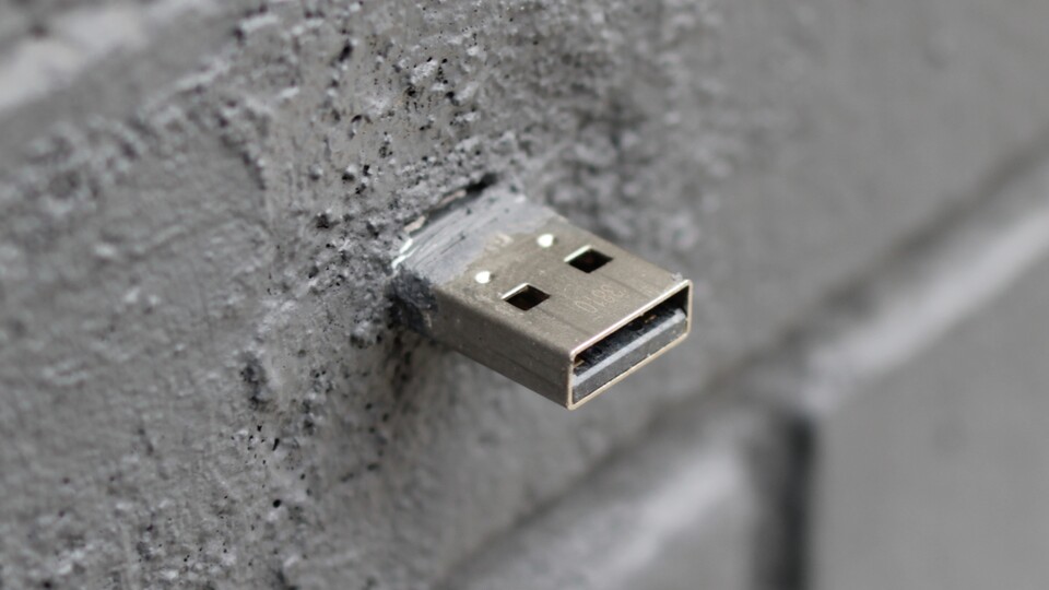 Man sollte sich aus Sicherheitsgründen gut überlegen, ob man sein Notebook mit so einem USB-Stick verbindet, da er auch Schadsoftware enthalten kann. (Bild: deaddrops.com)