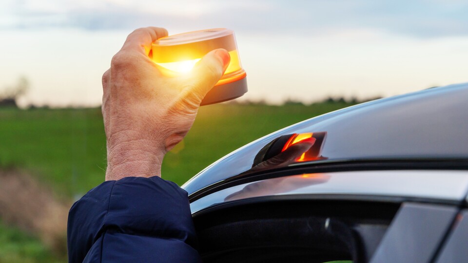 From 2026, these small warning lights will replace the warning triangle in Spain. However, the mandatory gadget has major security gaps. (Image source: AA+W - stock.adobe.com)