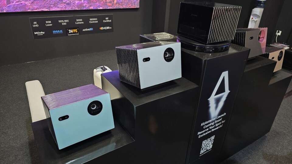 Insgesamt vier Modelle stehen zur Auswahl. Der größte Unterschied liegt in den Linsen und im Kontrastwert. Aber selbst das kleinste Modell kommt noch immer auf 10.000:1.