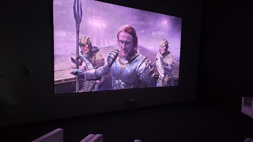 Bei diesem Anblick bleibt einem die Spucke weg: riesige Leinwand, super Kontraste, irre Leuchtkraft.