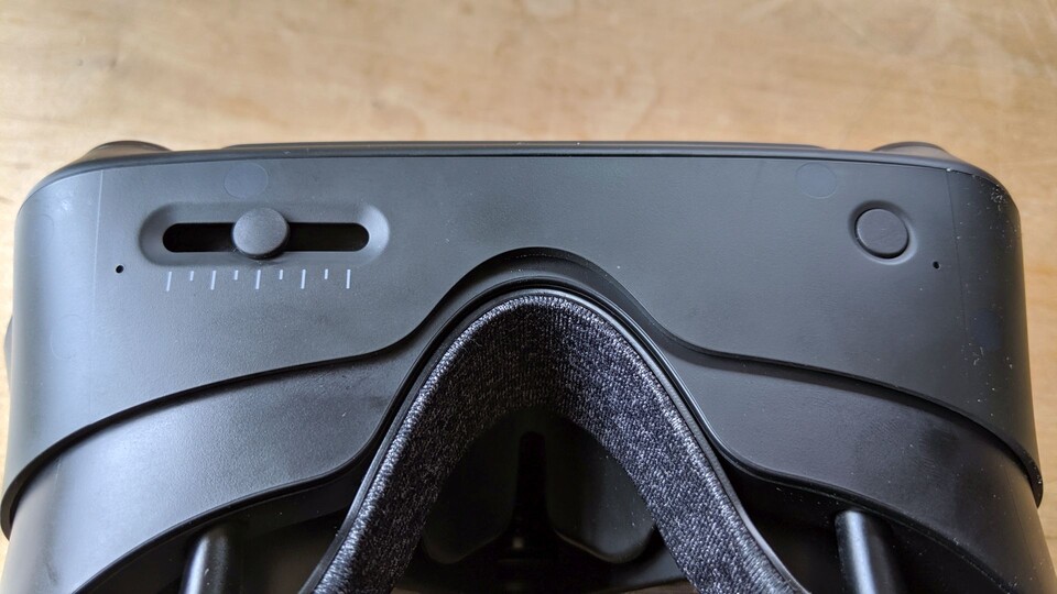 Der IPD-Regler (im Bild links) passt die VR-Brille an den eigenen Augenabstand an.