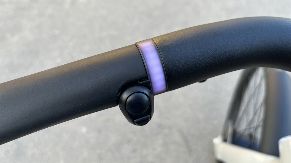 Geschwindigkeit und Akkustand gibts am Lenker nur als rudimentären Lichtring, der in der Sonne schwer zu erkennen ist. Ein Rückschritt zum Display des VanMoof 3.