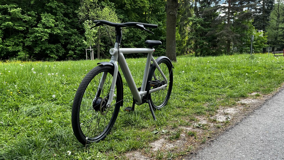 Das VanMoof 5 ist elegant. Lediglich die Kabel könnten noch besser versteckt werden.
