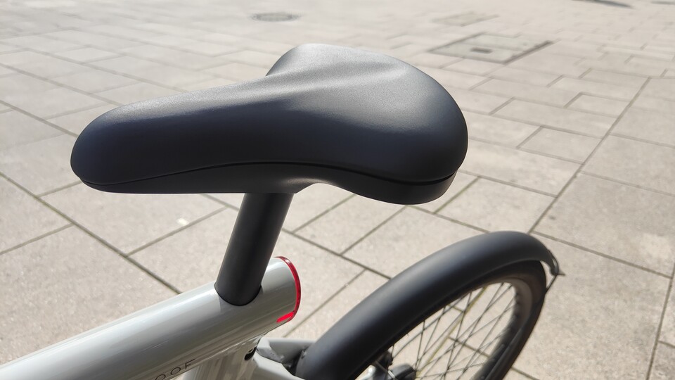 Es ist im ersten Moment tatsächlich schräg, wenn einen das eigene Hinterteil anklingelt. Ärgerlicher ist aber, dass sich der Sattel nicht einfach gegen ein bequemeres Modell tauschen lässt.