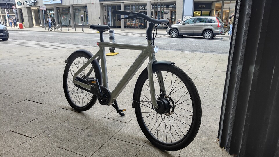 Das VanMoof S5 in seiner vollen Pracht - der Bodenbelag in der City von Hamburg wirkt dann doch weniger elegant als das Rad.