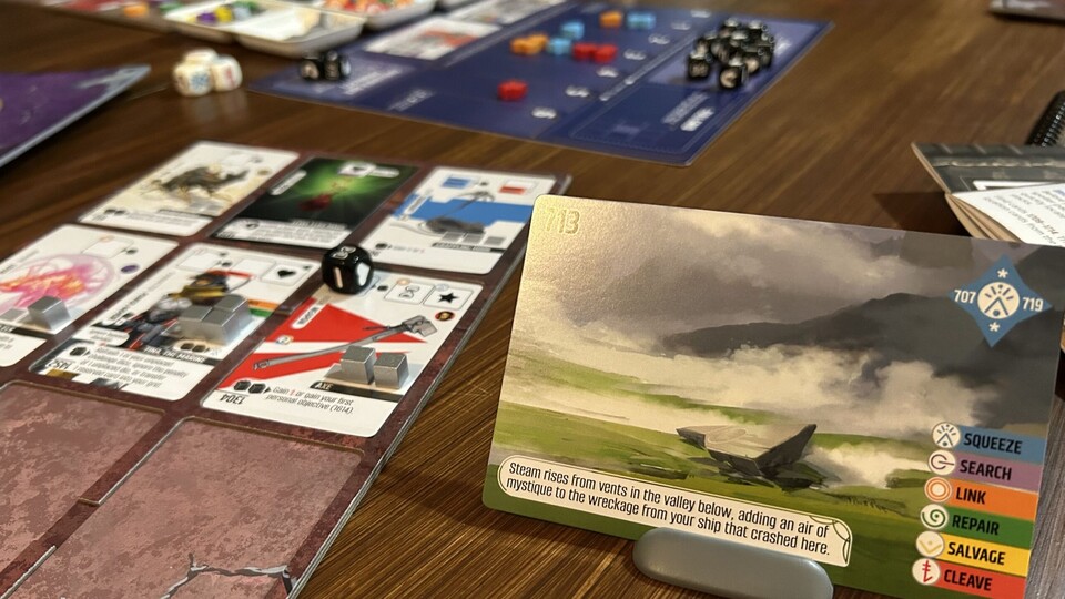 Die sechs möglichen Aktionen an jedem Ort leiten sich zwar aus den sechs Grundfähigkeiten ab, passen sich aber thematisch an Ort und Situation an. Und Ihr müsst intuitiv entscheiden, was ihr machen wollt, ohne die Folgen oder den Schwierigkeitsgrad zu kennen. (Foto: Stonemaier Games)