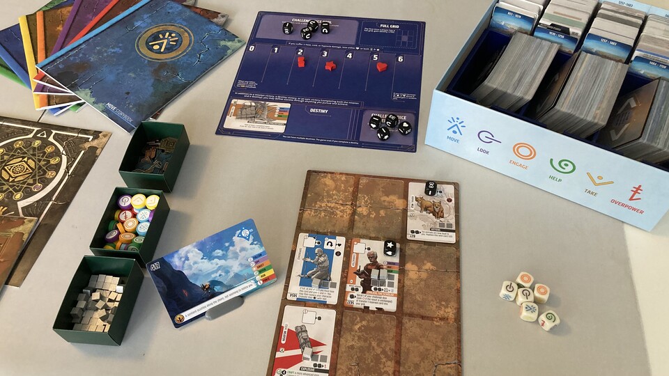 Das aufgebaute Vantage: Anders als in anderen Abenteuerspielen setzt ihr nicht nach und nach eine Spielwelt zusammen, sondern betrachtet immer nur einen einzigen Ort. Was eine Menge Platz auf dem Tisch spart. (Foto: Heiko Klinge)