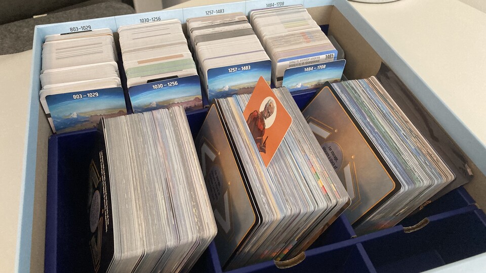 Die Schachtel von Vantage sieht unspektakulär aus, strotzt aber nur so vor cleveren Ideen wie Register im Rand, Lesezeichen oder Separees für mitgelieferte Markerboxen.