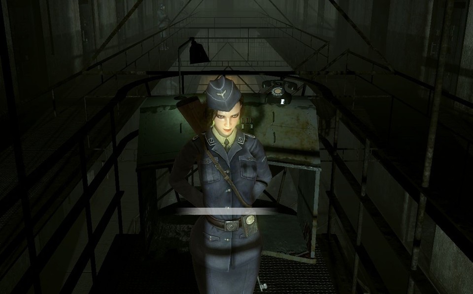 Zuweilen darf sich die Agentin wie hier in einem Ghetto-Gefängnis mit einer SS-Uniform verkleiden.