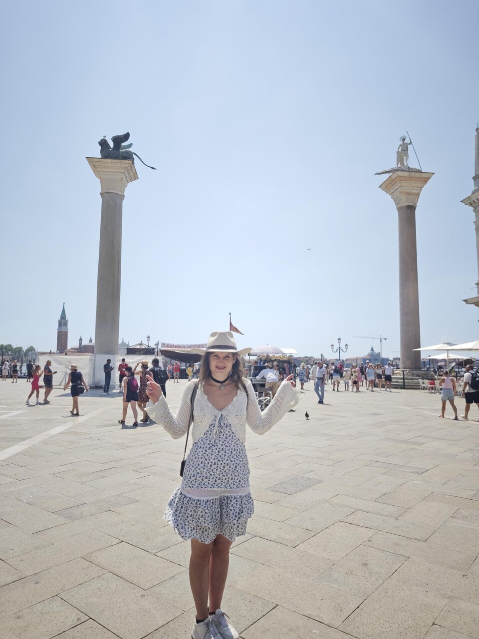 Jeder Venedig-Tourist kennt die beiden Säulen, die Besucher von der Adria aus begrüßen – durch den Atlas Obscura weiß ich: Da fehlt eine.