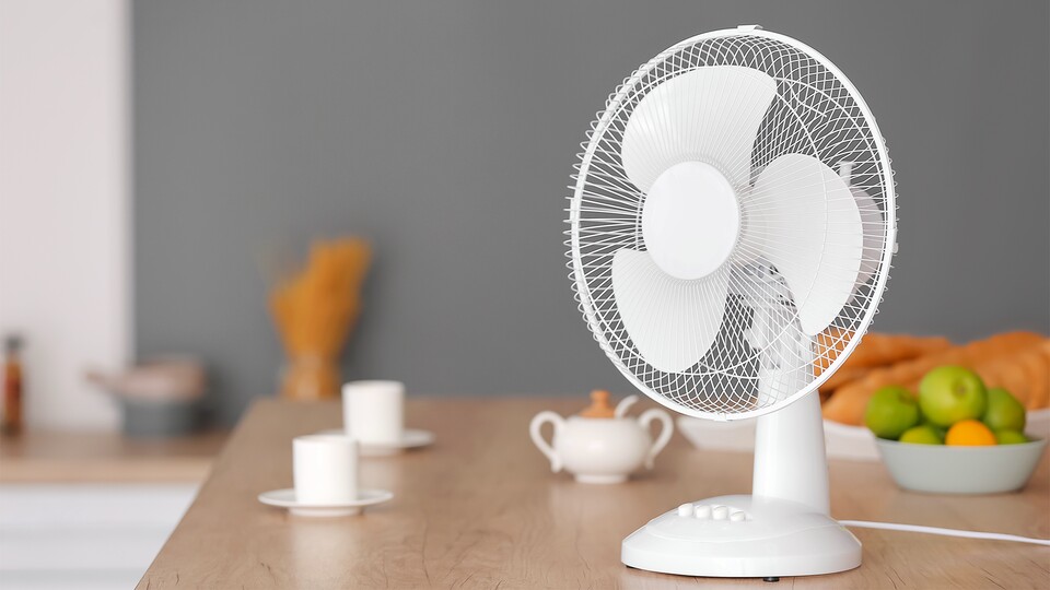 Ein handelsüblicher Ventilator kann den Lichthof zumindest kleiner machen. (Bild: adobe.stock.com - Pixel-Shot)