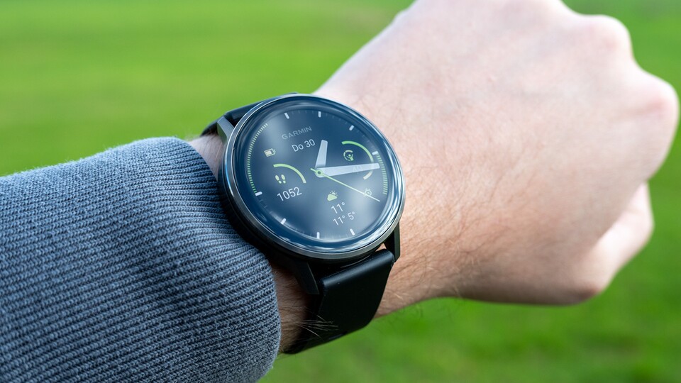 Die Garmin Venu 4 hat statt reines Plastik ein Edelstahl-Gehäuse, was die Uhr nochmal hochwertiger macht.