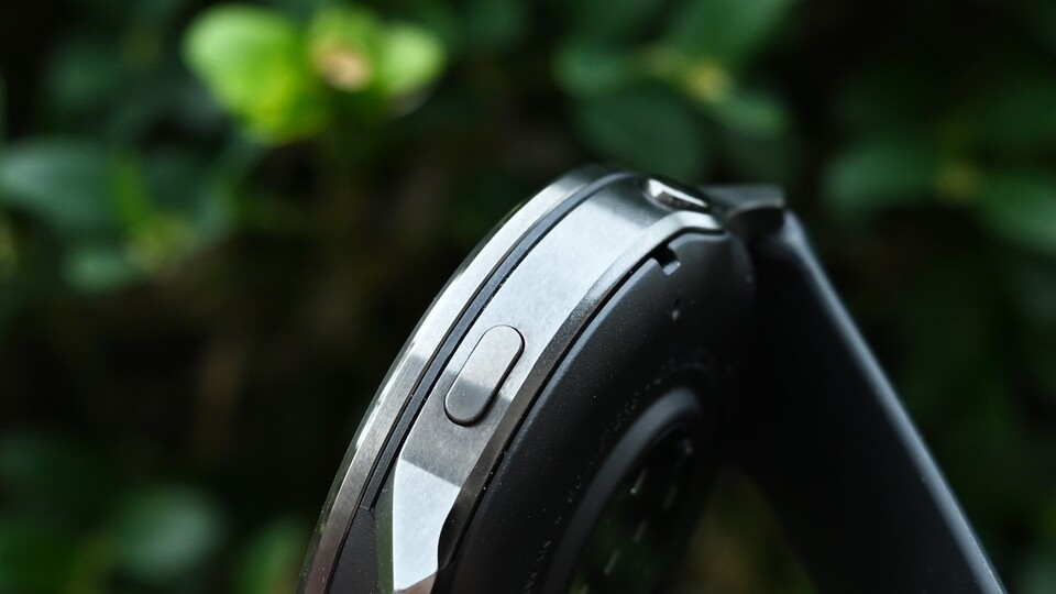 Der Hersteller setzt bei der vierten Generation statt auf Kunststoff auf Edelstahl. In Kombination mit einem Lederarmband ist die Uhr bereit für den Abend. (Bild: Patrick S. – GameStar Tech)