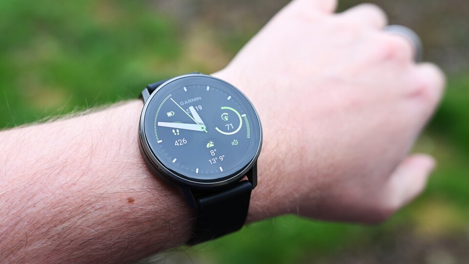 Statt auf Kunststoff setzt Garmin bei der Venu 4 beim Gehäuse auf Edelstahl.