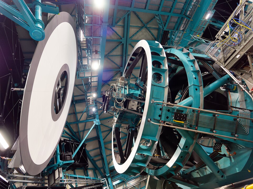 Der Sensor des Teleskops (Bildmitte) wird mithilfe eines rein weißen Schirmes (links) kalibriert.
(Bildquelle: RubinObsNOIRLabSLACDOENSFAURAW. OMullane) NSF–DOE Rubin Observatorys Simonyi)