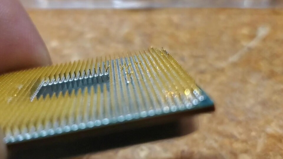 Auf der CPU waren sehr viele Pins verbogen. Das bedeutet aber nicht gleich, dass sie defekt sind. (Bild: Reddit bogertonn)