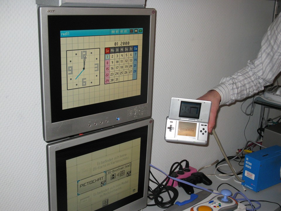Damit die Gutachter während der Prüfsitzungen auch den Nintendo-DS-Titeln gut folgen können, entstanden diese Spielstationen im USK-Eigenbau, die das kleine Display des DS auf große Monitore übertragen.
