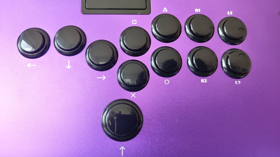 Hier seht ihr wie die Tasten bei einem All-Button-Controller aufgeteilt sind. Die Oben-Taste befindet sich unten, weil sie bei 2D-Kampfspielen wie eine Leertaste zum Springen verwendet wird.