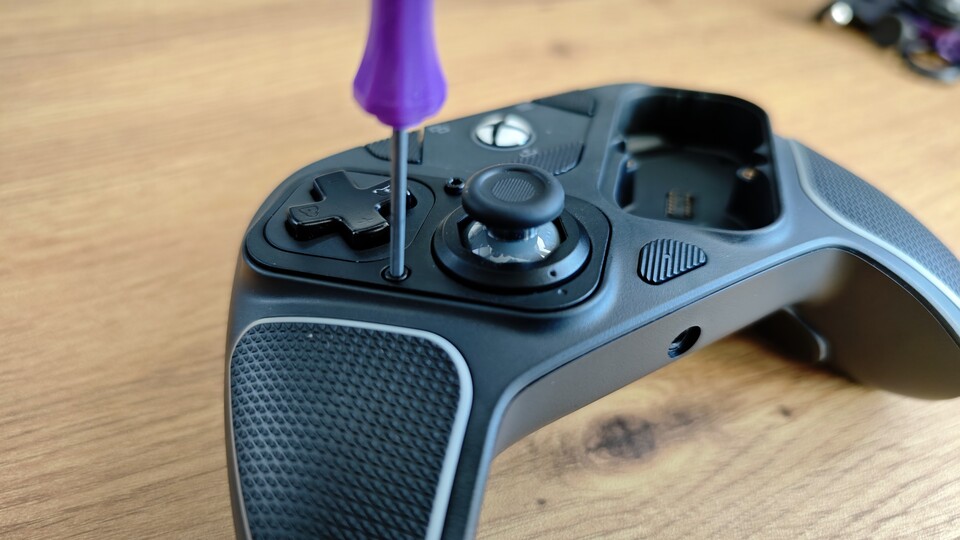 Jedes Modul wird mit zwei Schrauben befestigt. (Bildquelle: Duy Linh DinhGameStar Tech)