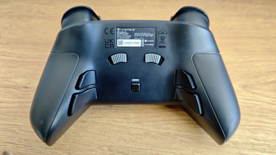 Auf der Rückseite befinden sich vier zusätzliche Tasten. Mit den Schaltern lässt sich der Aktivierungsweg der Tricker in fünf Stufen einstellen. (Bildquelle: Duy Linh DinhGameStar Tech)