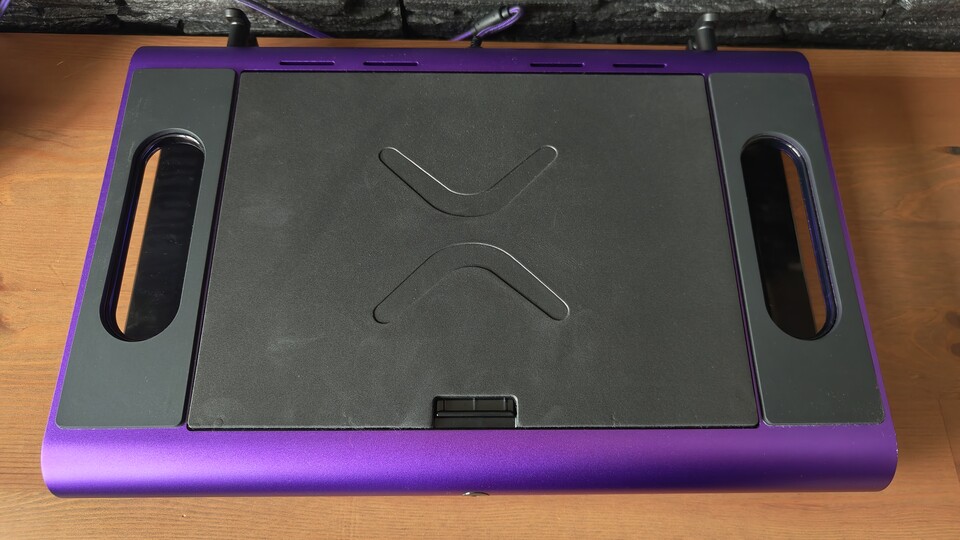 Die mittlere Platte lässt sich aufklappen, damit man leicht Einzelteile austauschen kann. In der Mitte befindet sich Schaumstoff. Bei den Griffen außen kommt Gummi zum Einsatz, damit der Controller auf Tischen nicht umherrutscht.