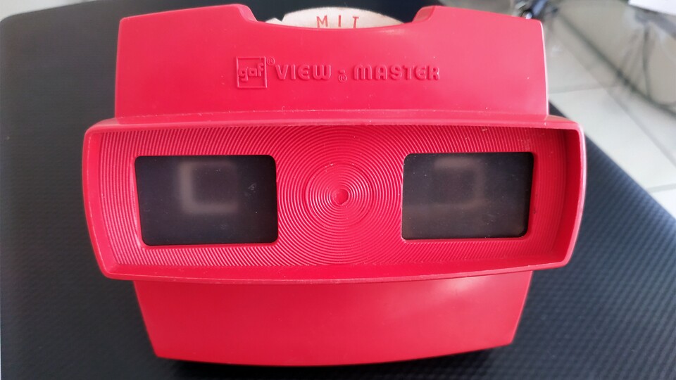 Kennt ihr die noch? Per Knopfdruck bringt man am View-Master eine Scheibe zum Drehen und sieht dann ein neues Bild. (Bild: IgorCalzone1Wikipedia)