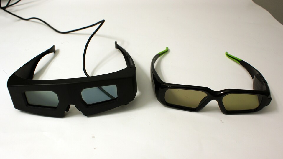 Die kabelgebundene Shutter-Brille des V3D241wm (links) trägt sich im Vergleich zu Nvidias drahtloser 3D Vision Brille (rechts) spürbar unangenehmer, die kleineren Gläser schränken das Sichtfeld stärker ein und außerdem flackern die Gläser häufiger.