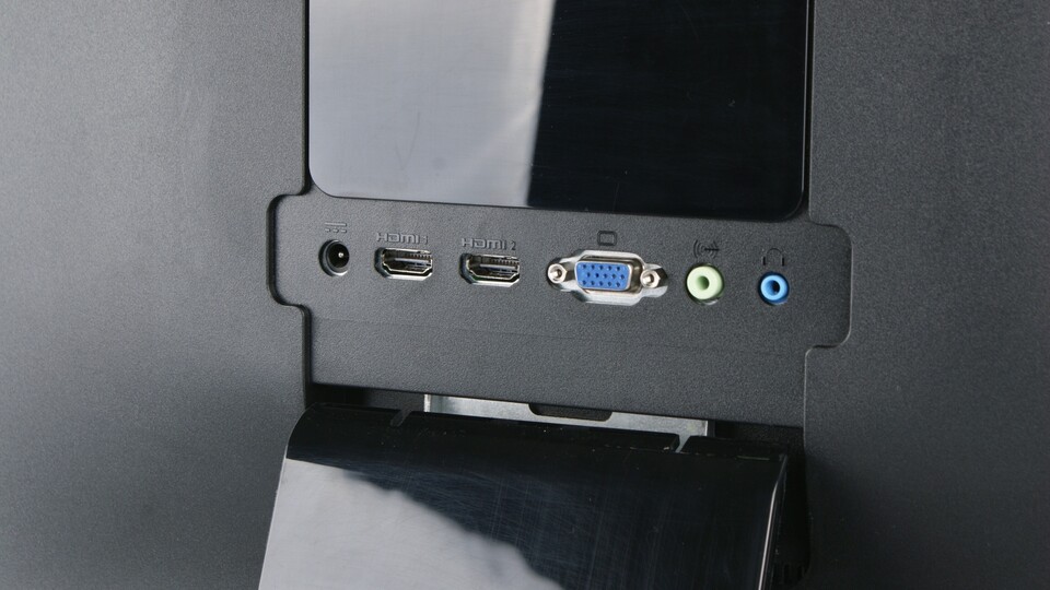 Einen DVI-Anschluss suchen Sie vergebens, dafür besitzt der TFT einen VGA- und zwei HDMI-Ports.