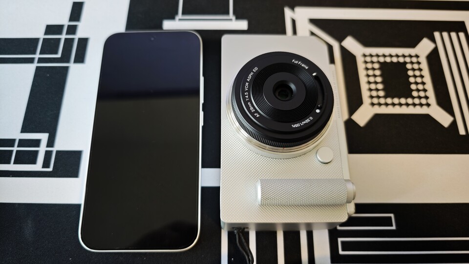 Die Sigma BF ist nur etwa so groß wie ein Smartphone (hier neben dem Xiaomi 17T), aber so richtig kompakt ist sie nur mit dem richtigen Objektiv. (Bildquelle: Duy Linh DinhGameStar Tech)