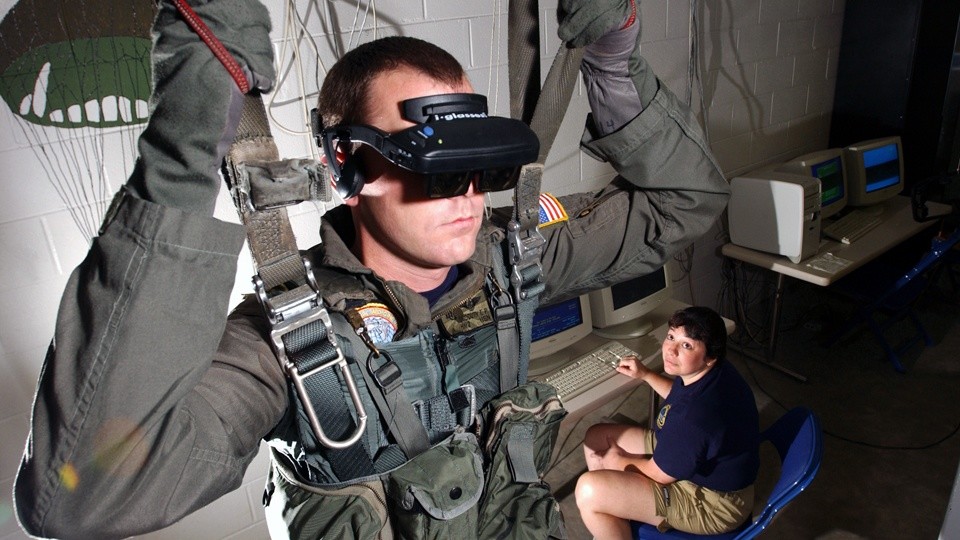 Ein US-Fallschirmjäger beim Einsatztraining mit einer VR-Brille. (Bild: US Navy)