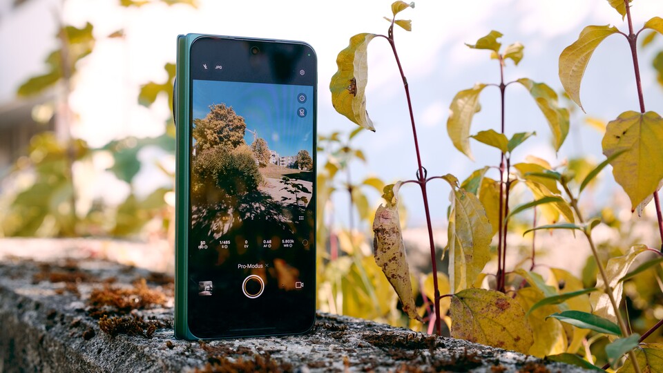 Das Handy kann ganz ohne Stativ aufgestellt werden. (Bildquelle: Duy Linh DinhGameStar Tech)