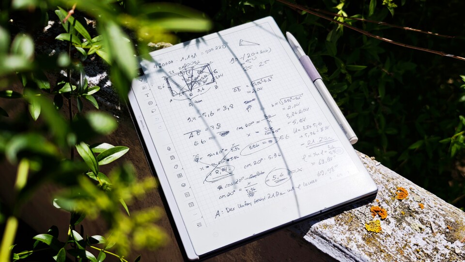 Meine kleine Schwester war bei mir zu Besuch und wollte ihre Mathe-Hausaufgaben auf dem E-Ink-Tablet machen. (Bildquelle: Duy Linh DinhGameStar Tech)