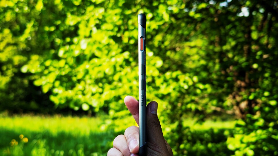 Der Power-Button (orange) hat einen intergrieten Fingerabdrucksensor, der zufällig und schnell funktioniert hat. (Bildquelle: Duy Linh DinhGameStar Tech)