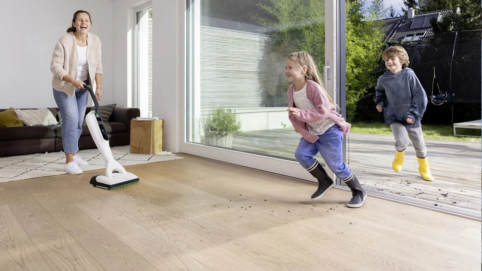 Children and pet owners know this: floors get dirty faster than you can say Thermomix.  Luckily, with the VK7 vacuum wiper, that doesn't have to bother you anymore.
