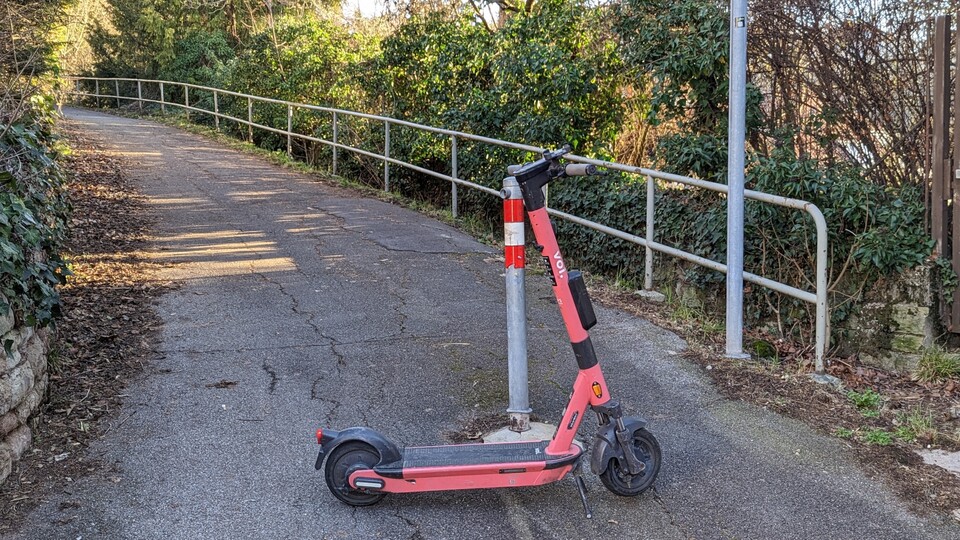 Die grelle Farbgebung der Voi-Scooter fällt direkt ins Auge.