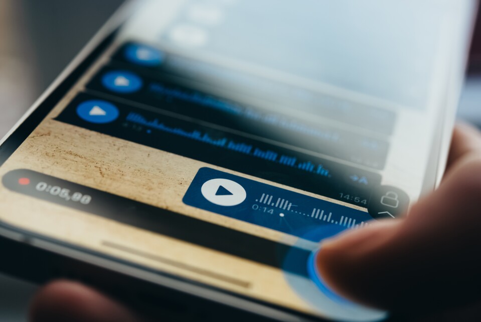 Bei einer Sprachnachricht in WhatsApp ist die Effizienz ganz klar auf der Seite des Senders. (Bildquelle: FornStudio - stock.adobe.com)