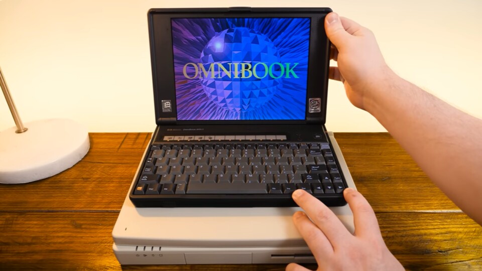 Und so sah der Omnibook 800 aufgeklappt aus. Schmückend sieht das Teil irgendwie bis heute aus. (Bild-Quelle: YouTube-Kanal LGR)