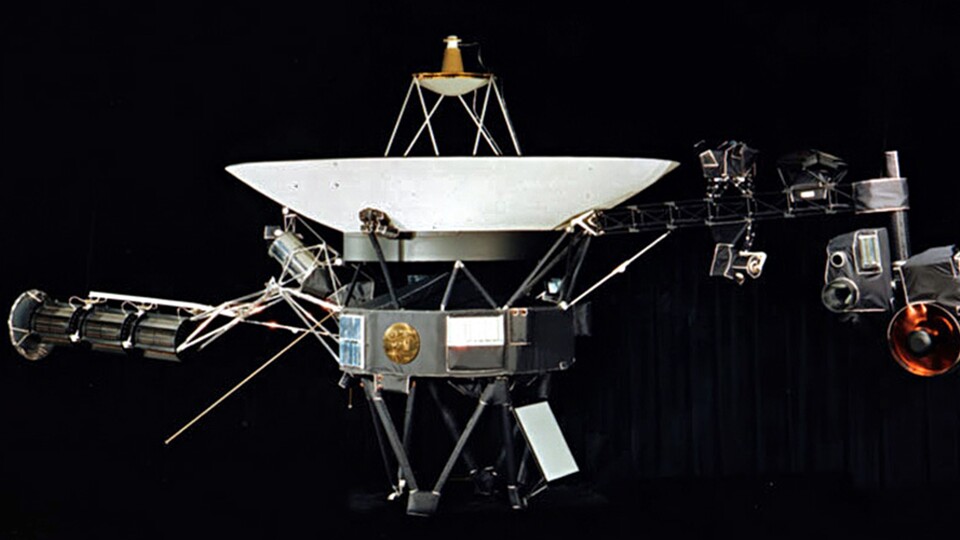 Leider nicht die beste Bildqualität und doch klar erkennbar: So sieht das NASA-Foto der Voyager-Sonde von 1977 aus. Die Golden-Record-Platte sticht sofort ins Auge. (Quelle: NASAJPL)