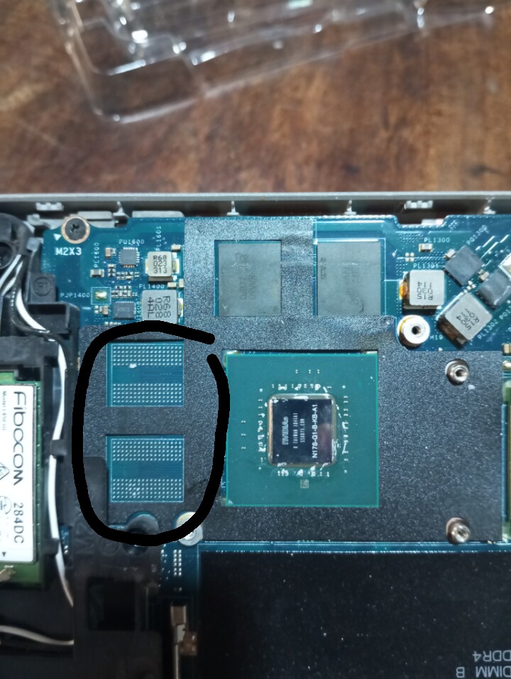 Ob die beiden ungenutzen Plätze für VRAM-Chips an der GPU angebunden sind, ist fraglich.(Quelle: Inside_Brother_8429 Reddit)
