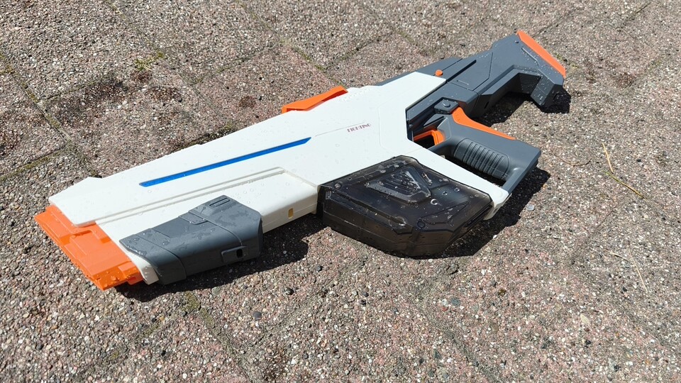 Pump-Action und Trigger: Die NoName-Wasserpistole bietet zwei Schussmodi, einen großen Tank und ein paar Lichteffekte, sonst aber kaum Mehrwert gegenüber der Super Soaker.