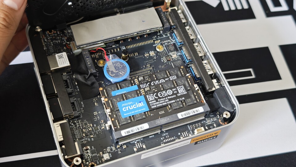 Es sind zwei SO-DIMM-Module von Crucial verbaut. (Bildquelle: Duy Linh DinhGameStar Tech)