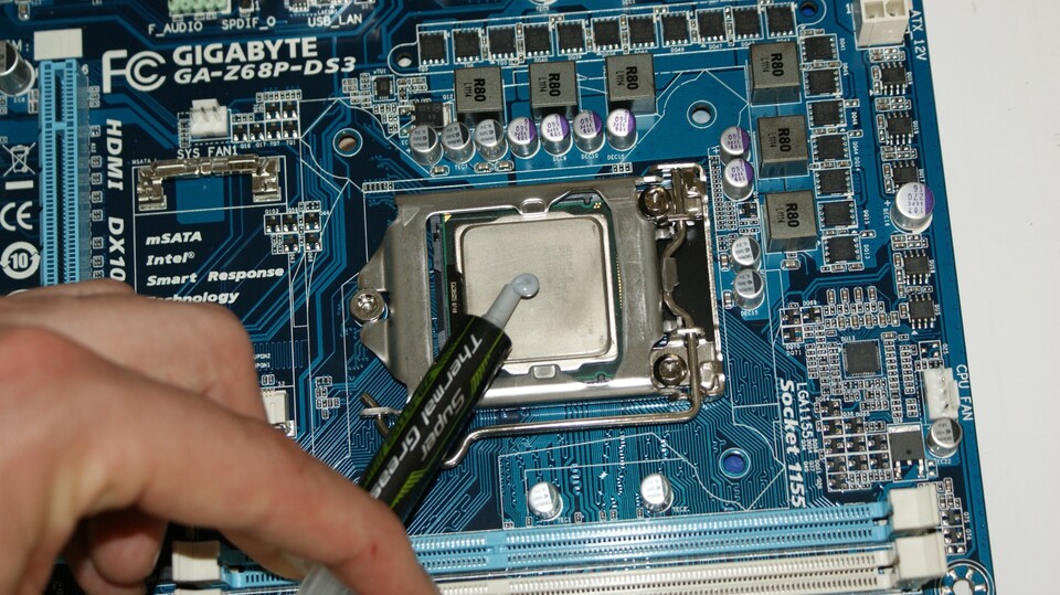 Wärmeleitpaste glättet winzige Unebenheiten in den Kontaktflächen von CPU und Kühler und verbessert so die Wärmeübertragung.